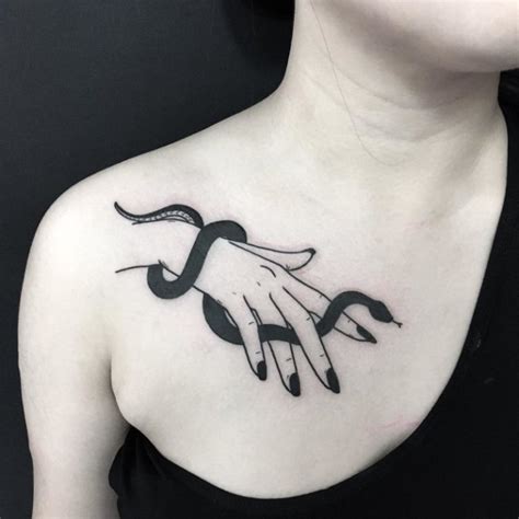 tatoo para mujeres en el pecho|Tatuajes para mujeres en el PECHO: 30 diseños ATREVIDOS y。